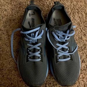 Brooks, levitate 3 running shoes, size 10 good condition